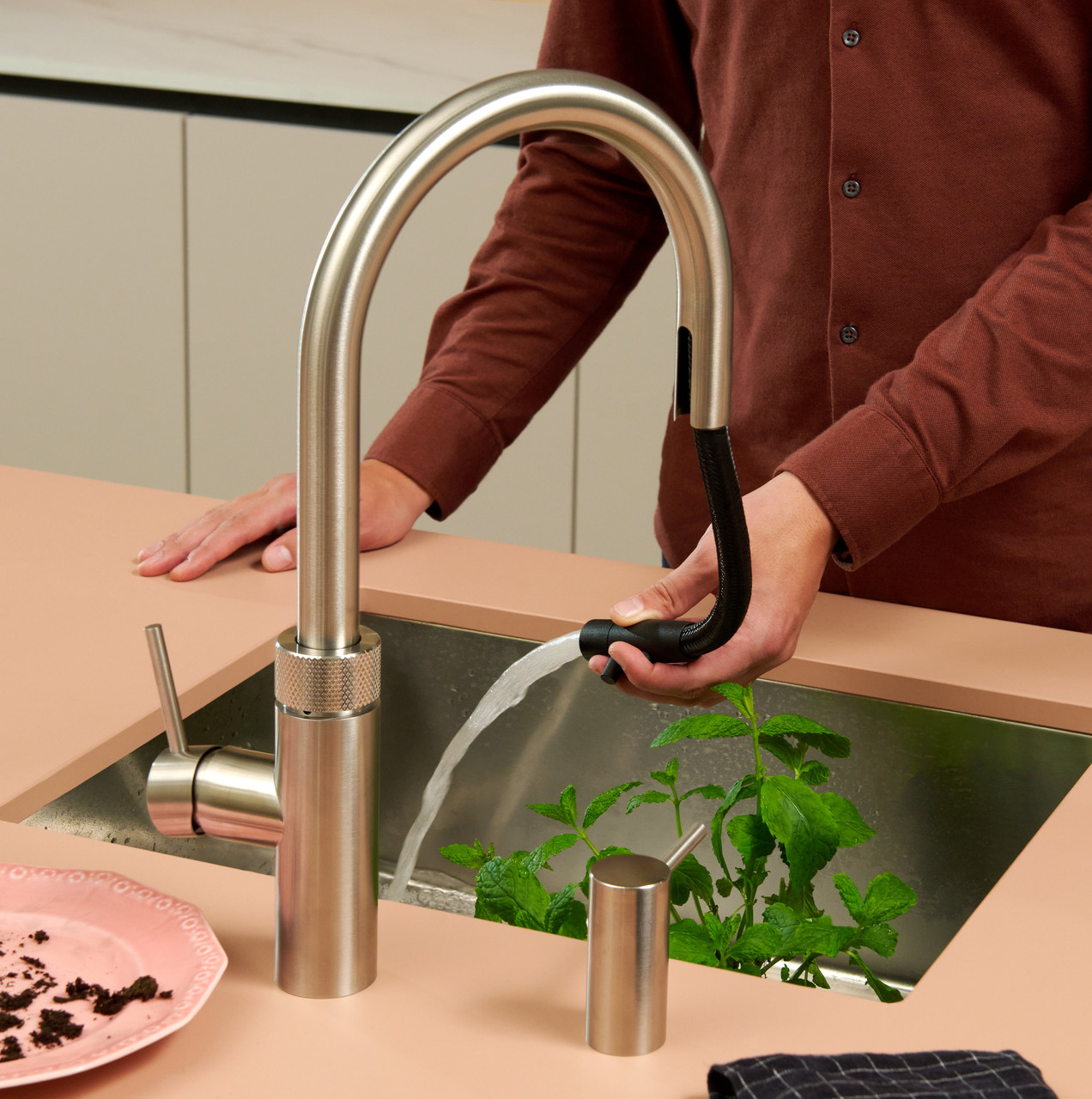 Pull-out spray mixer tap with retractable head, ideal for directed water flow when rinsing cookware